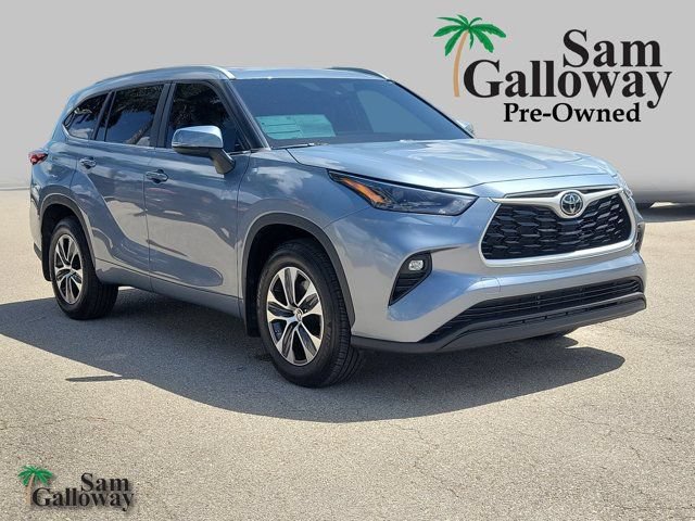 Used 2023 Toyota Highlander XLE FWD video 1