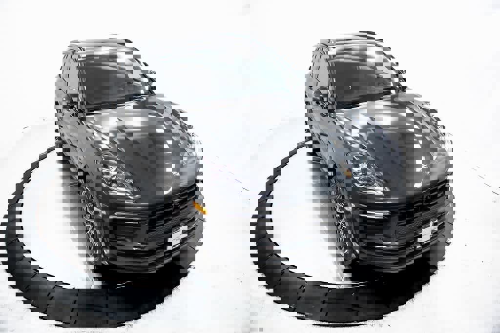 Certified 2025 Porsche Macan image 40