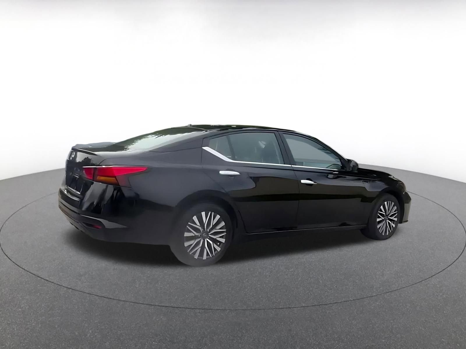 Used 2025 Nissan Altima 2.5 SV FWD image 14