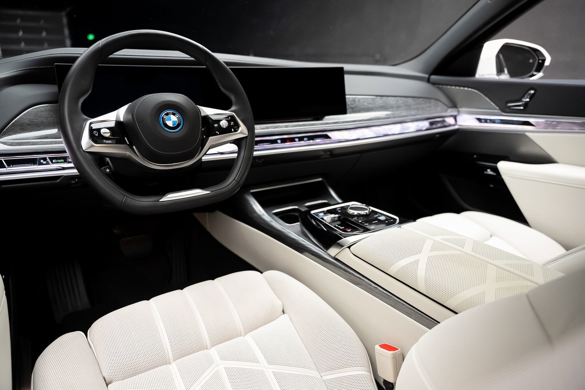 Used 2024 BMW i7 xDrive60 image 2