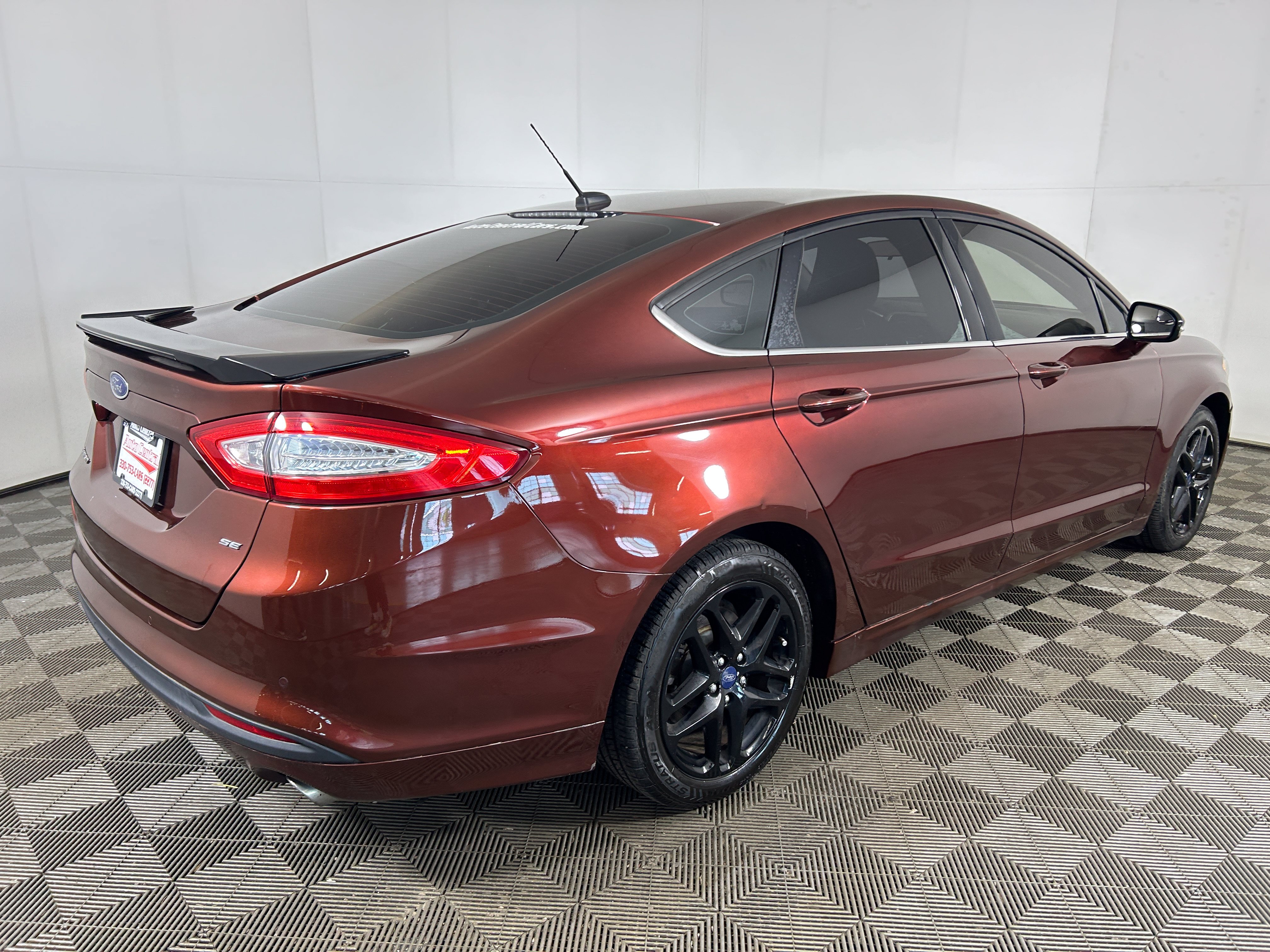 Used 2015 Ford Fusion SE FWD image 4