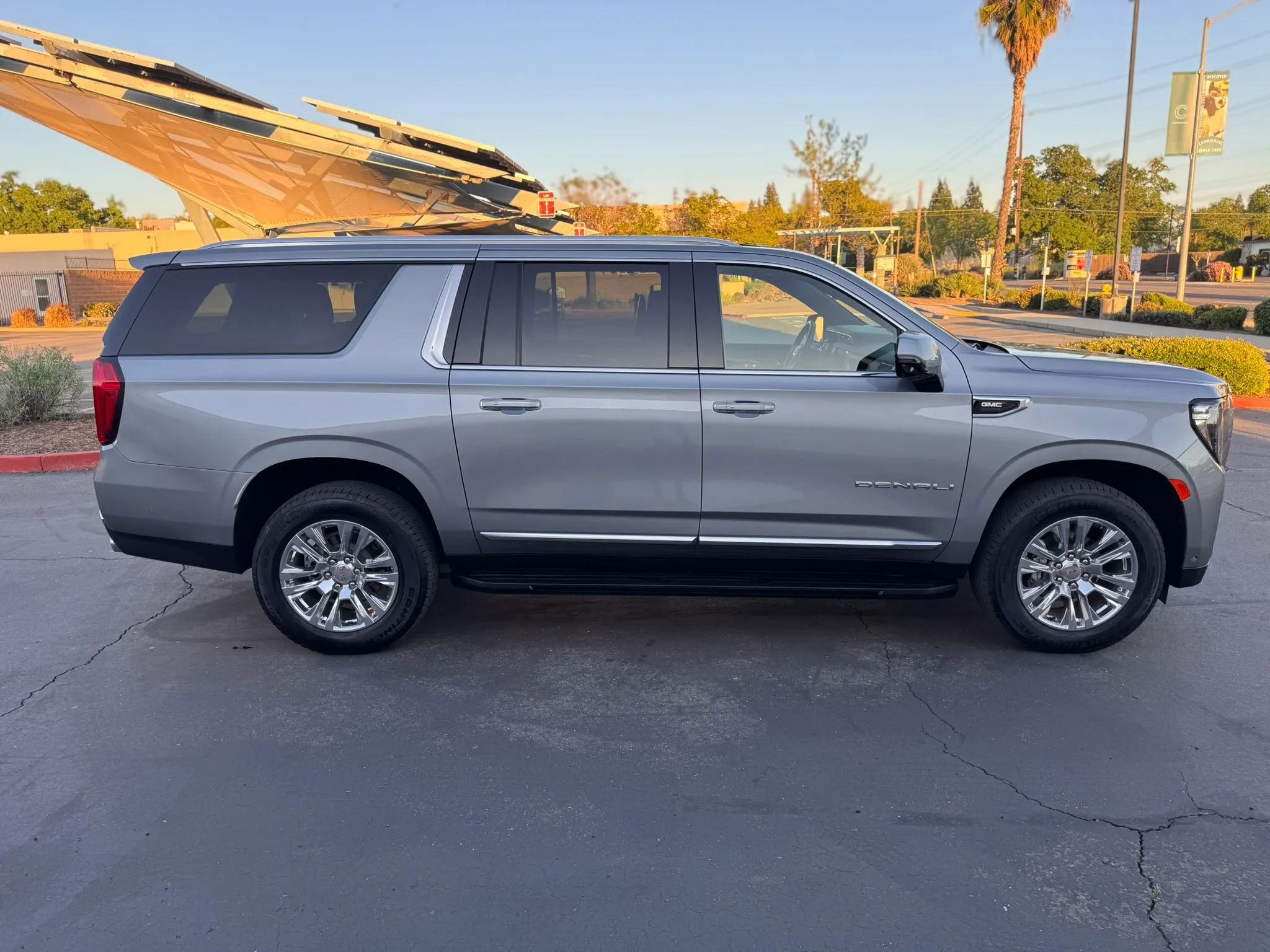 Used 2024 GMC Yukon XL Denali w/ Advanced Technology Package image 7