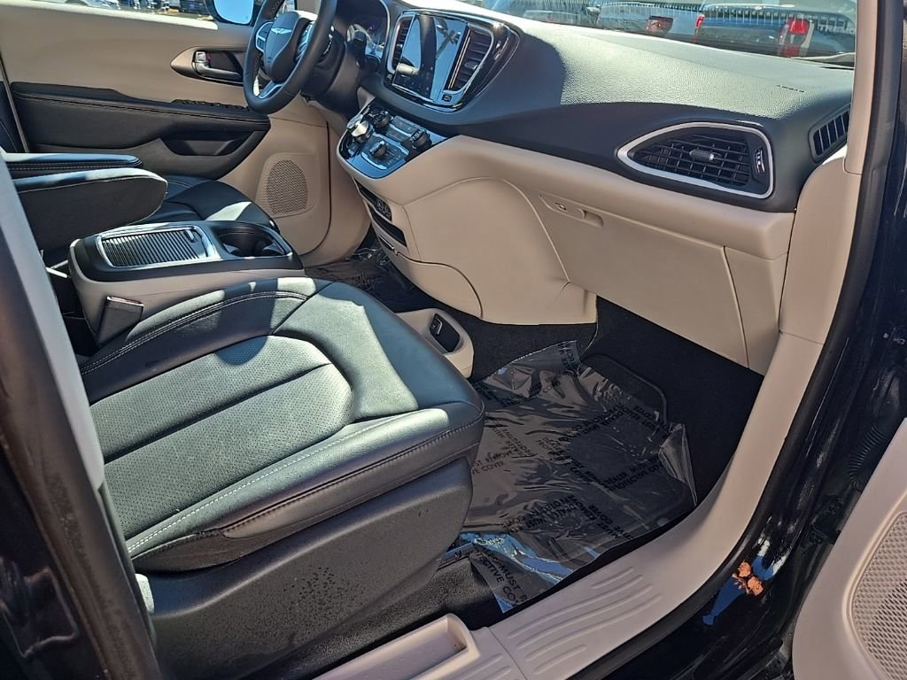 Used 2024 Chrysler Pacifica Touring-L image 30