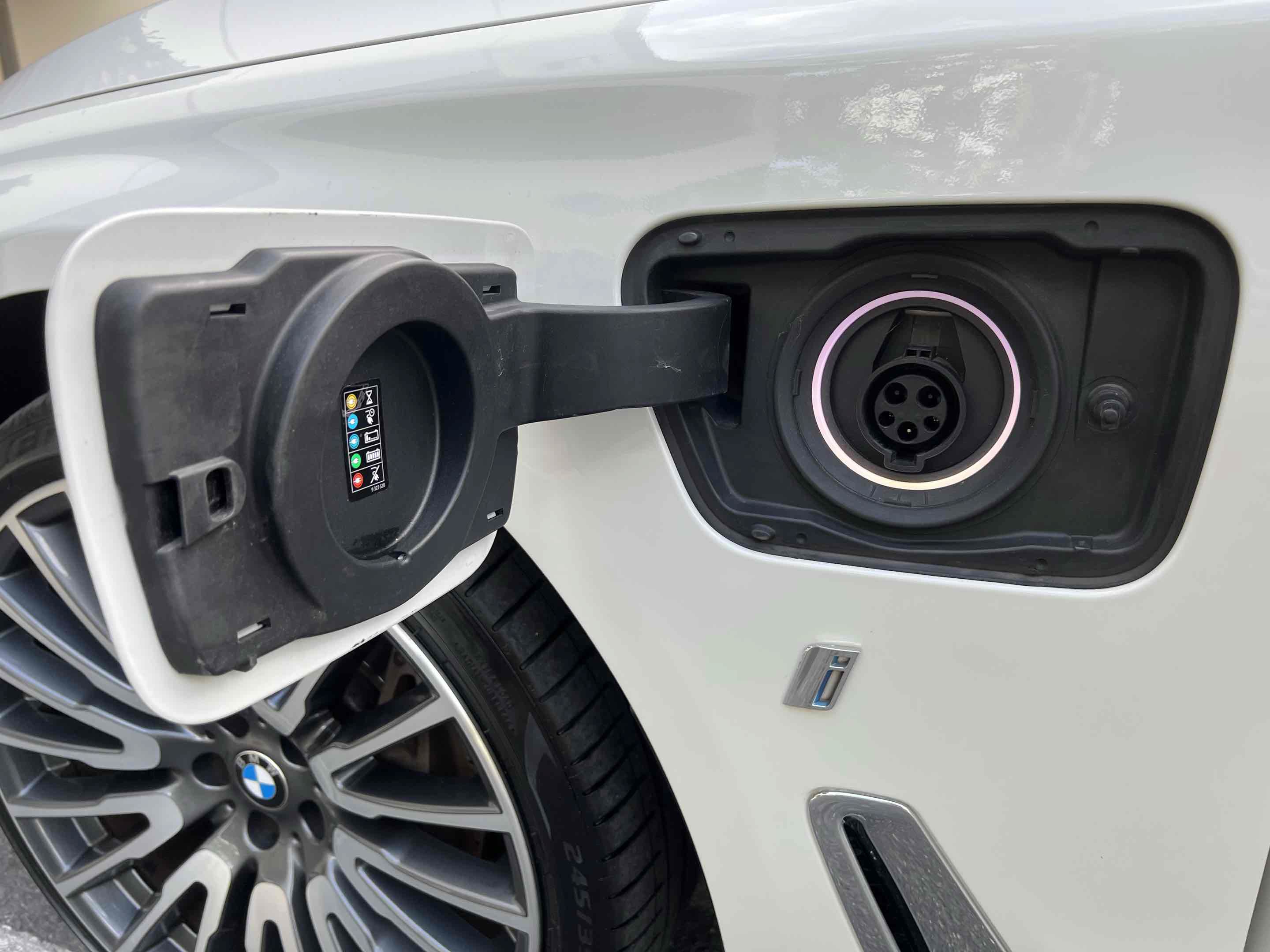 Used 2018 BMW 740e xDrive AWD/4WD image 12