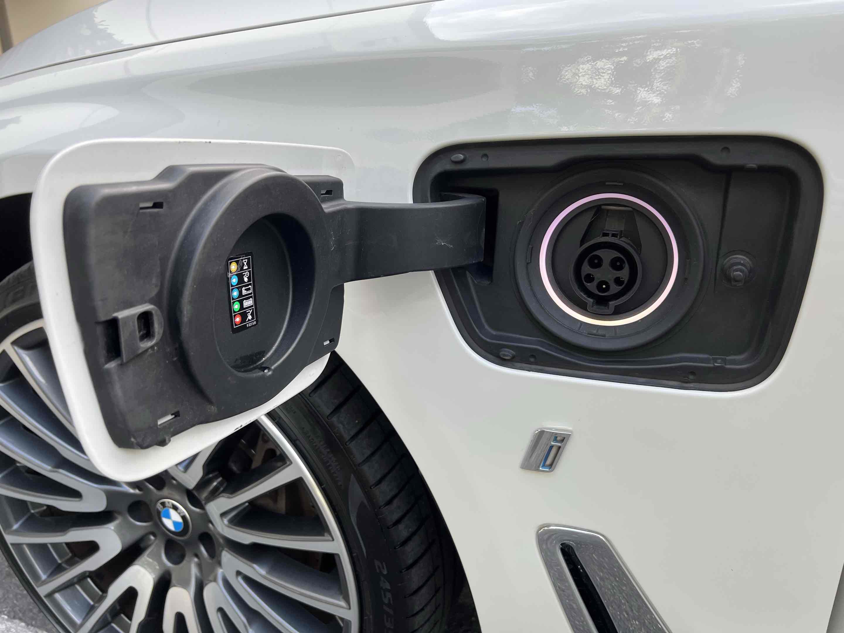 Used 2018 BMW 740e xDrive AWD/4WD image 12