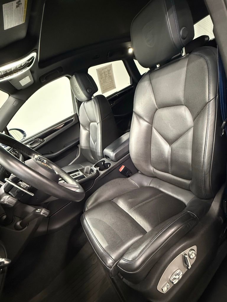 Certified 2022 Porsche Macan image 17