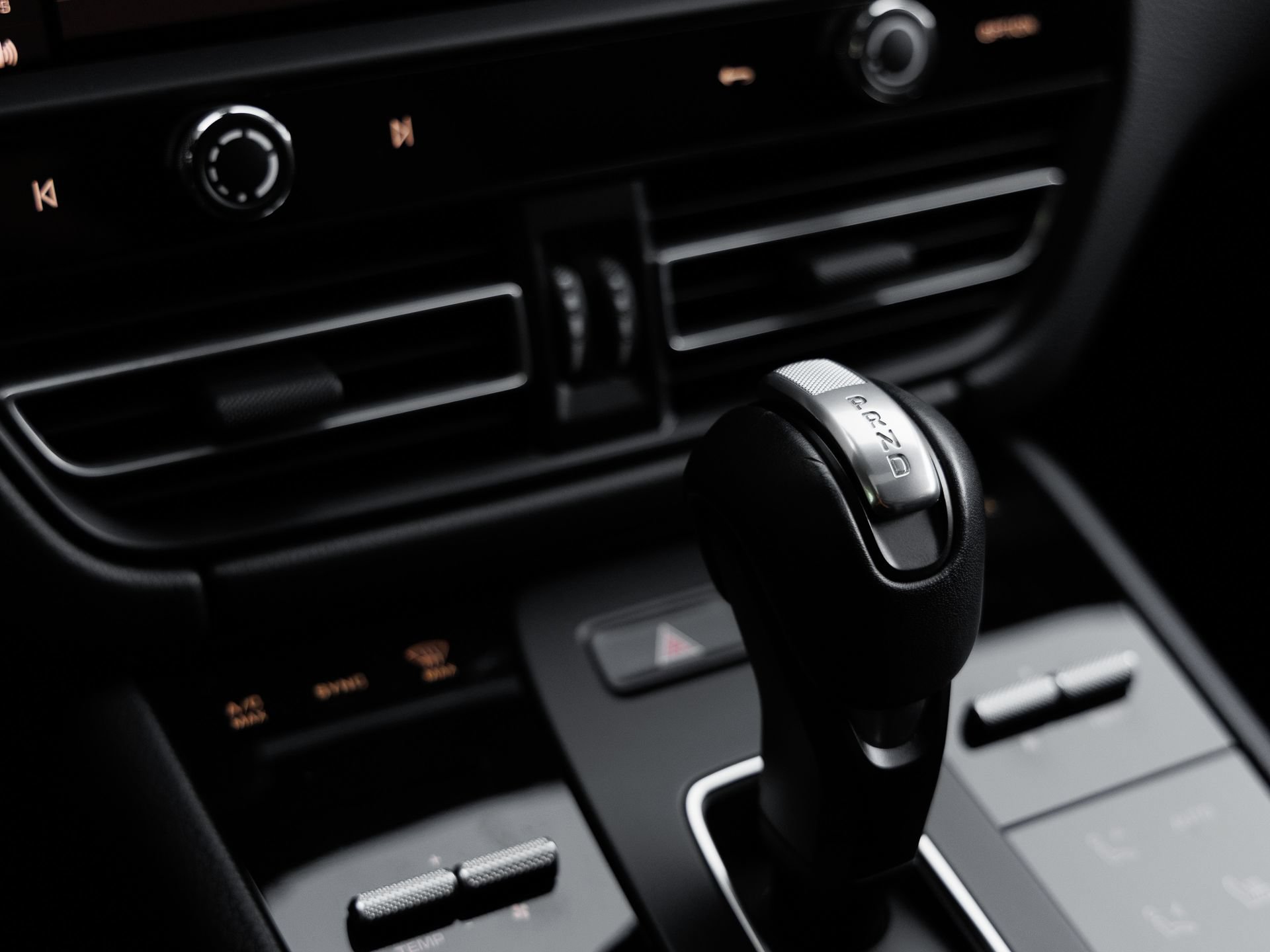 Certified 2025 Porsche Macan Turbo AWD/4WD image 23