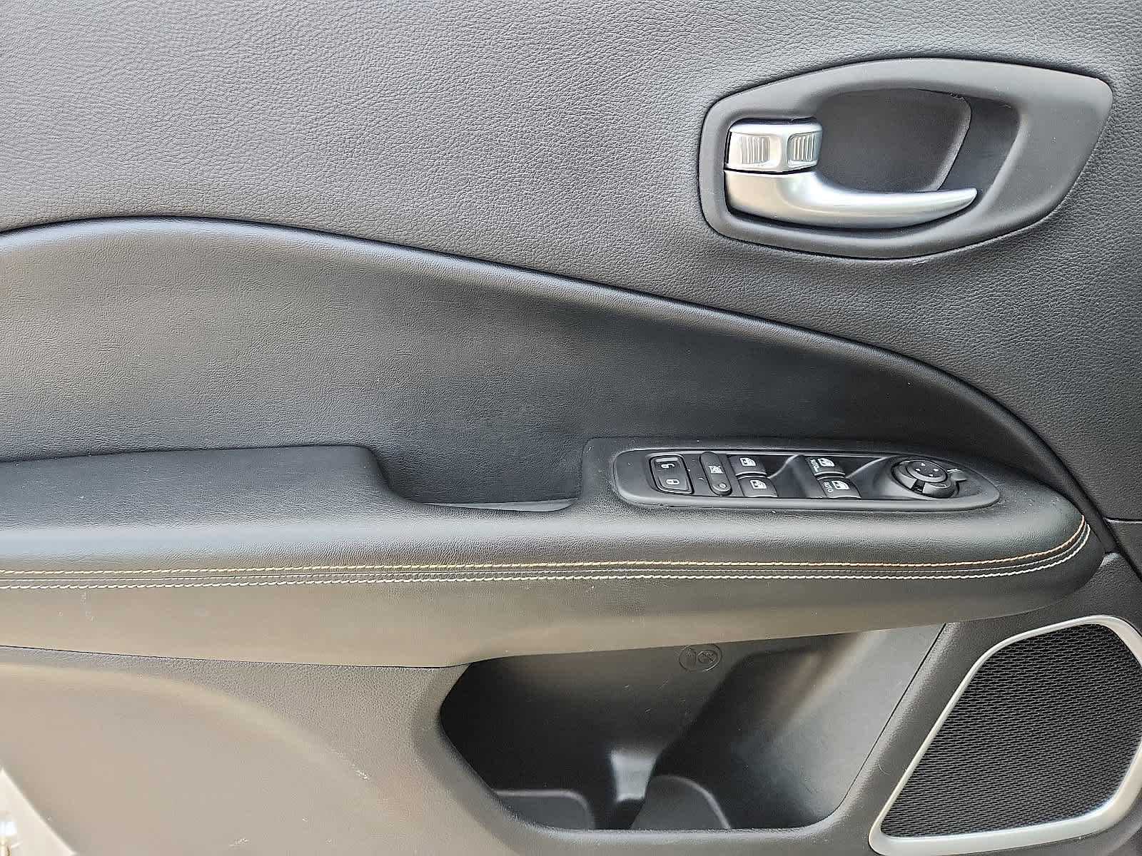 Used 2019 Jeep Compass Latitude w/ Popular Equipment Group image 14