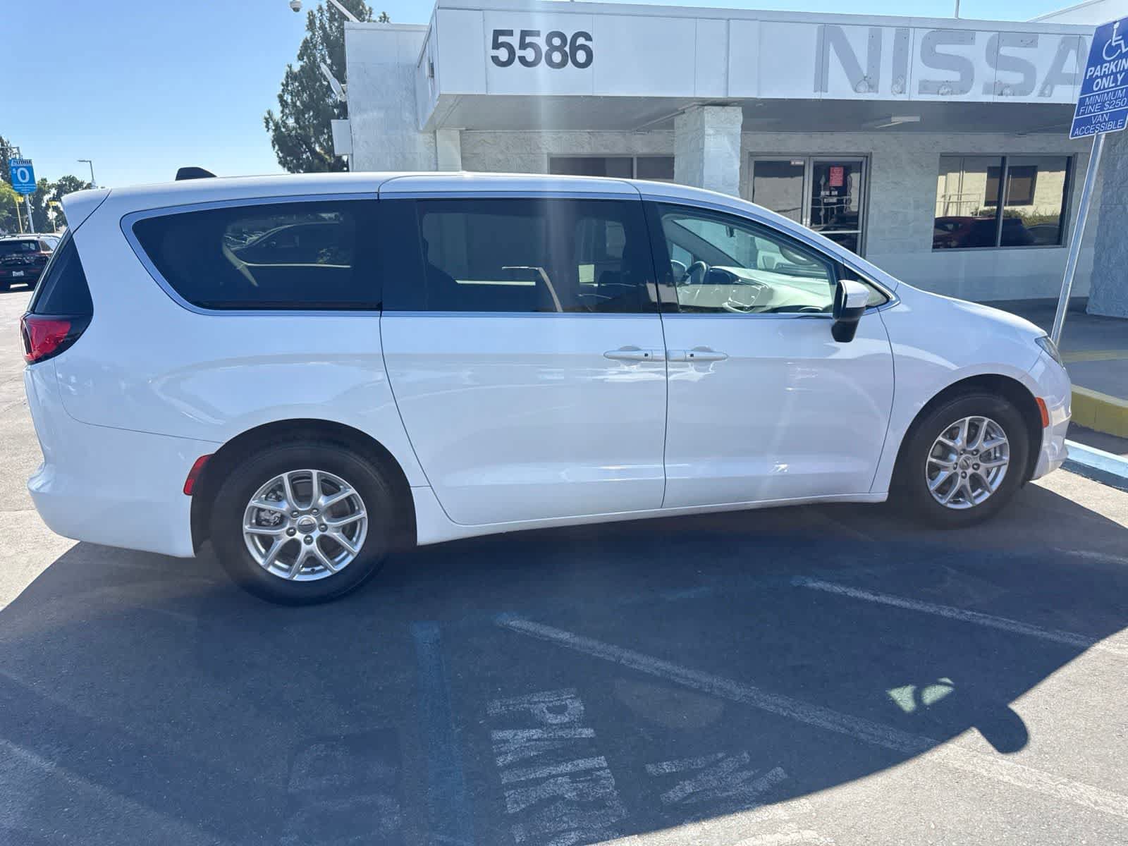 Used 2022 Chrysler Voyager LX FWD image 4