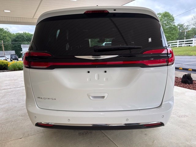 Used 2023 Chrysler Pacifica Touring FWD image 9