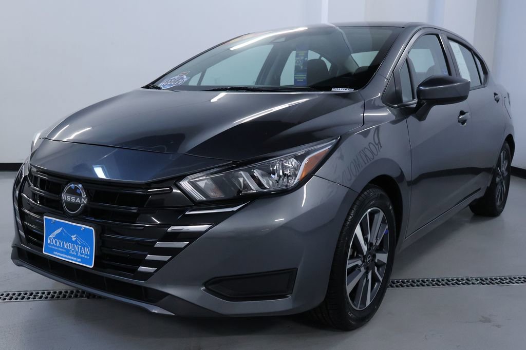 Used 2023 Nissan Versa SV image 3