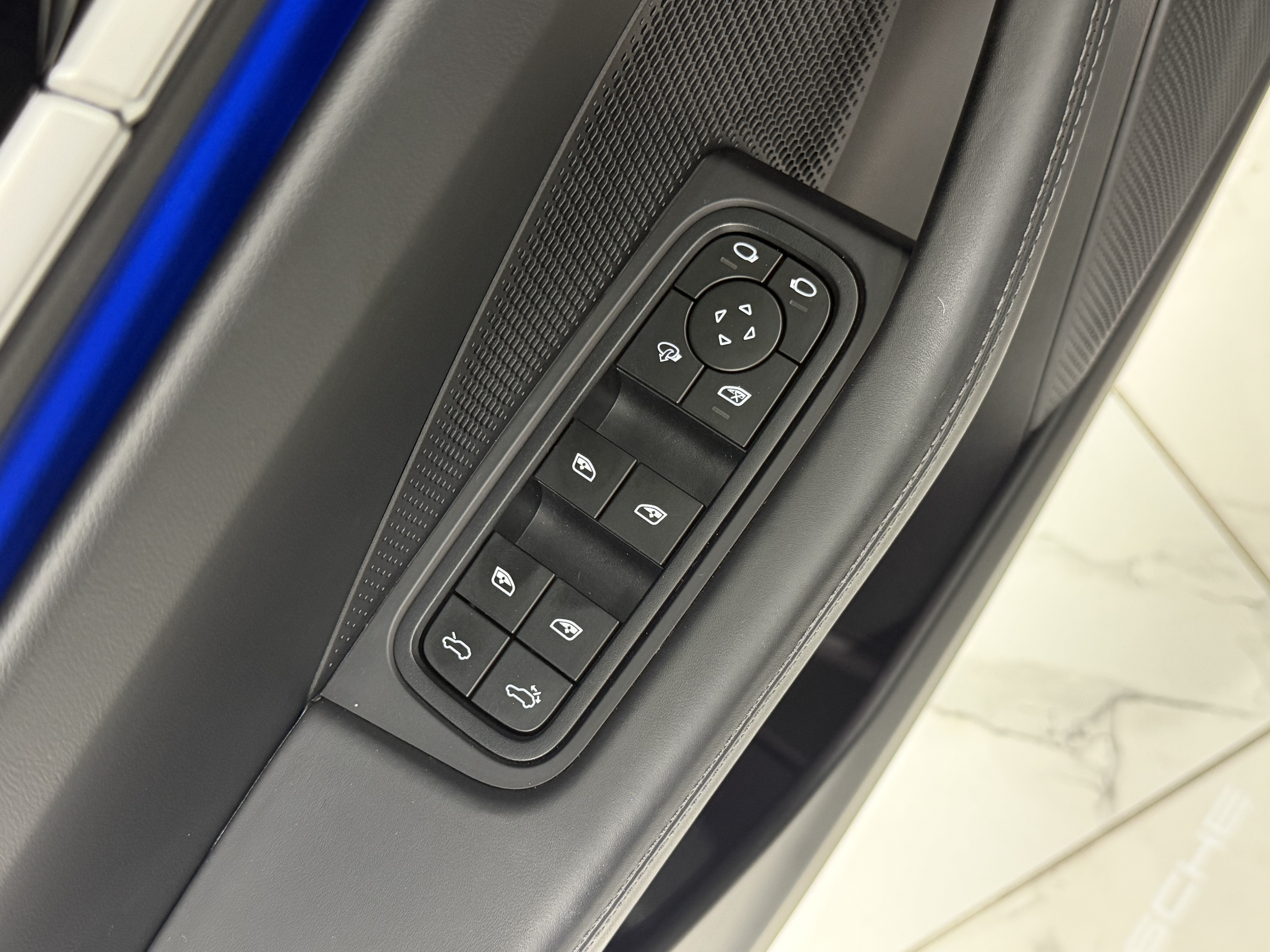 Certified 2025 Porsche Macan Electric RWD image 29