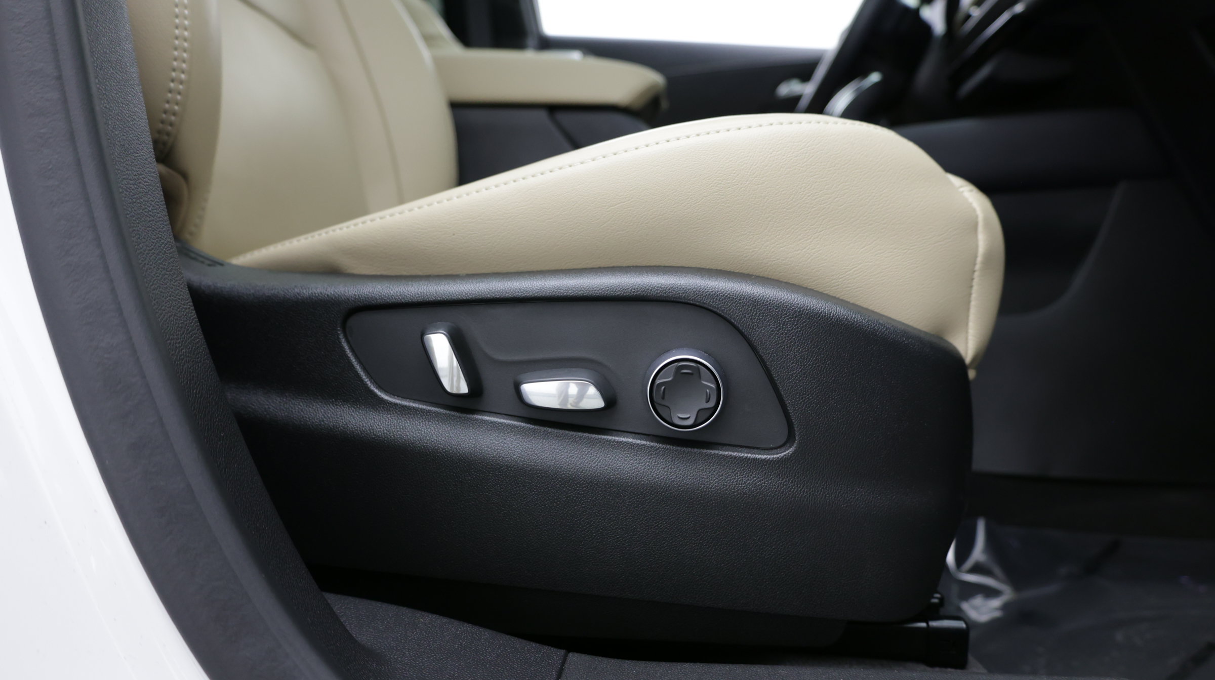 Used 2025 Cadillac XT4 Premium Luxury w/ Cold Weather Package FWD image 42
