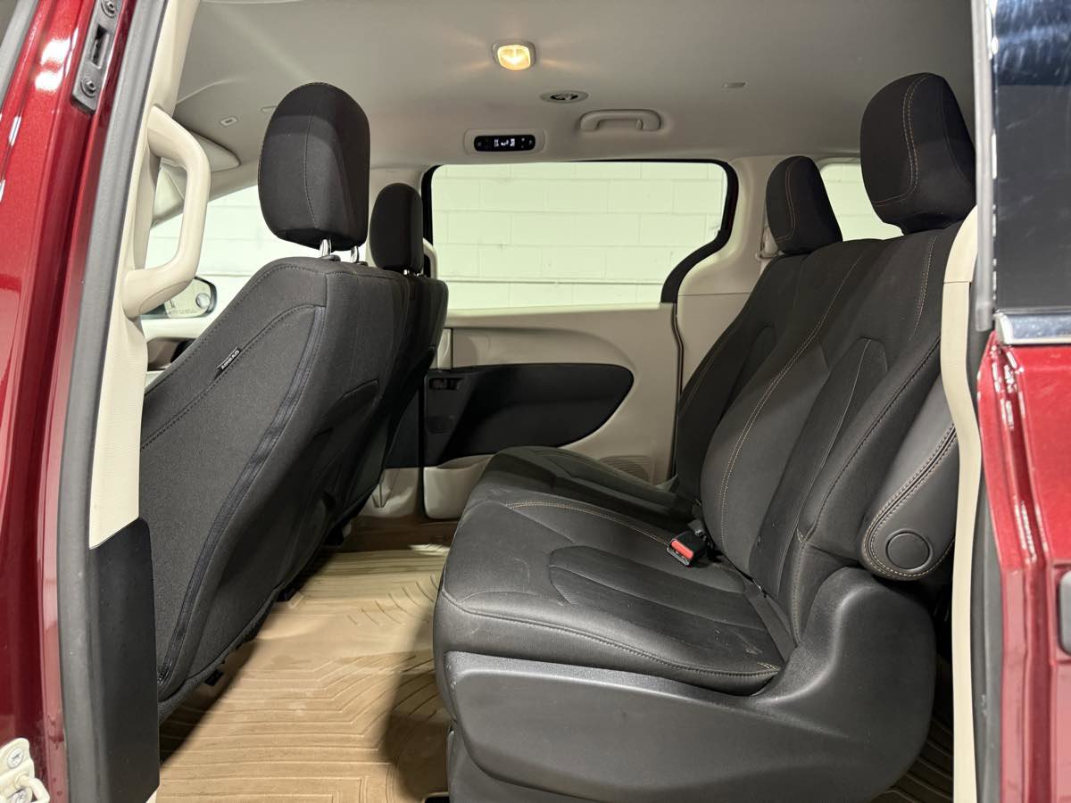 Used 2018 Chrysler Pacifica L image 17