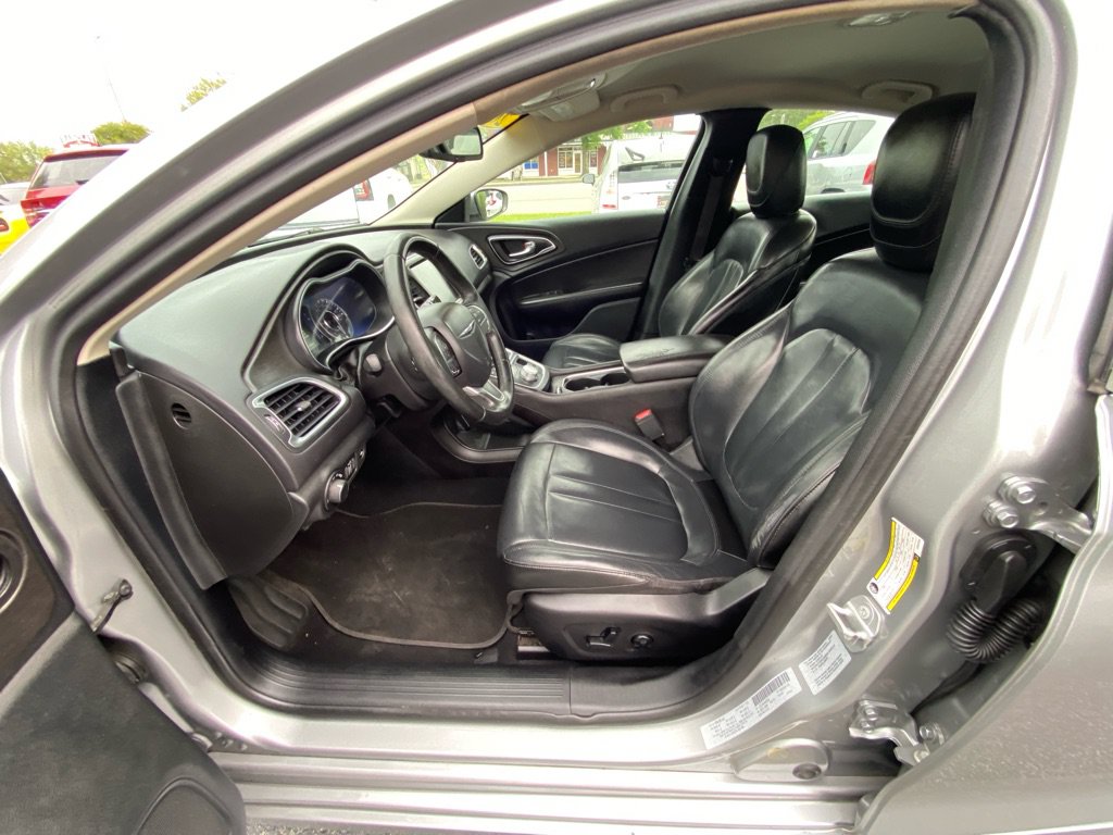 Used 2017 Chrysler 200 Limited Platinum FWD image 20
