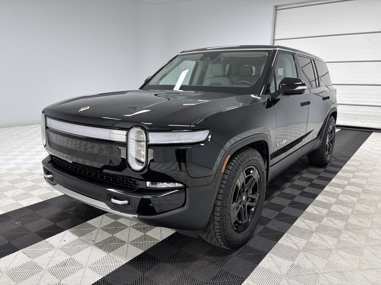 Used 2024 Rivian R1S Adventure AWD/4WD image 1