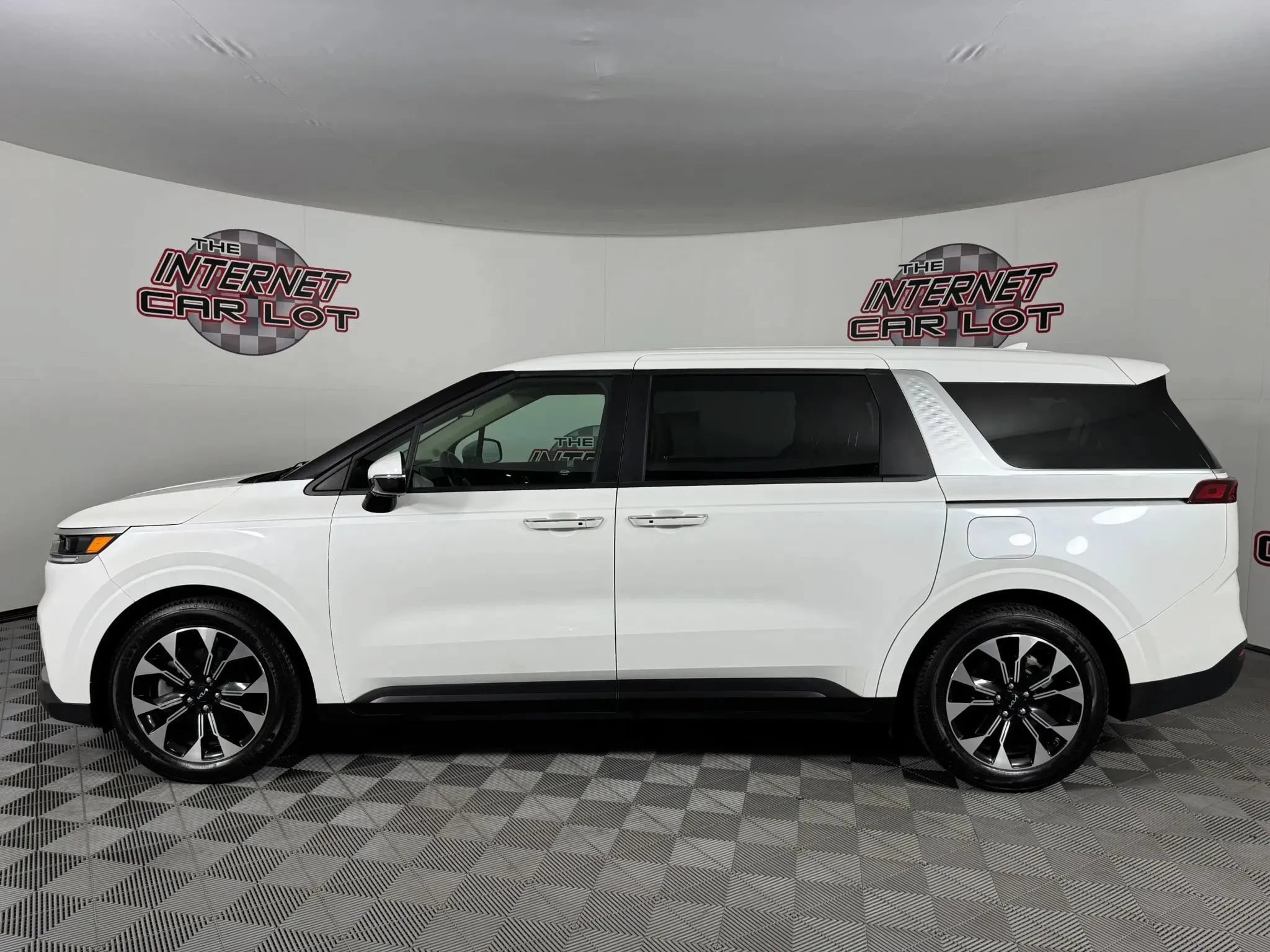 Used 2024 Kia Carnival EX FWD image 4