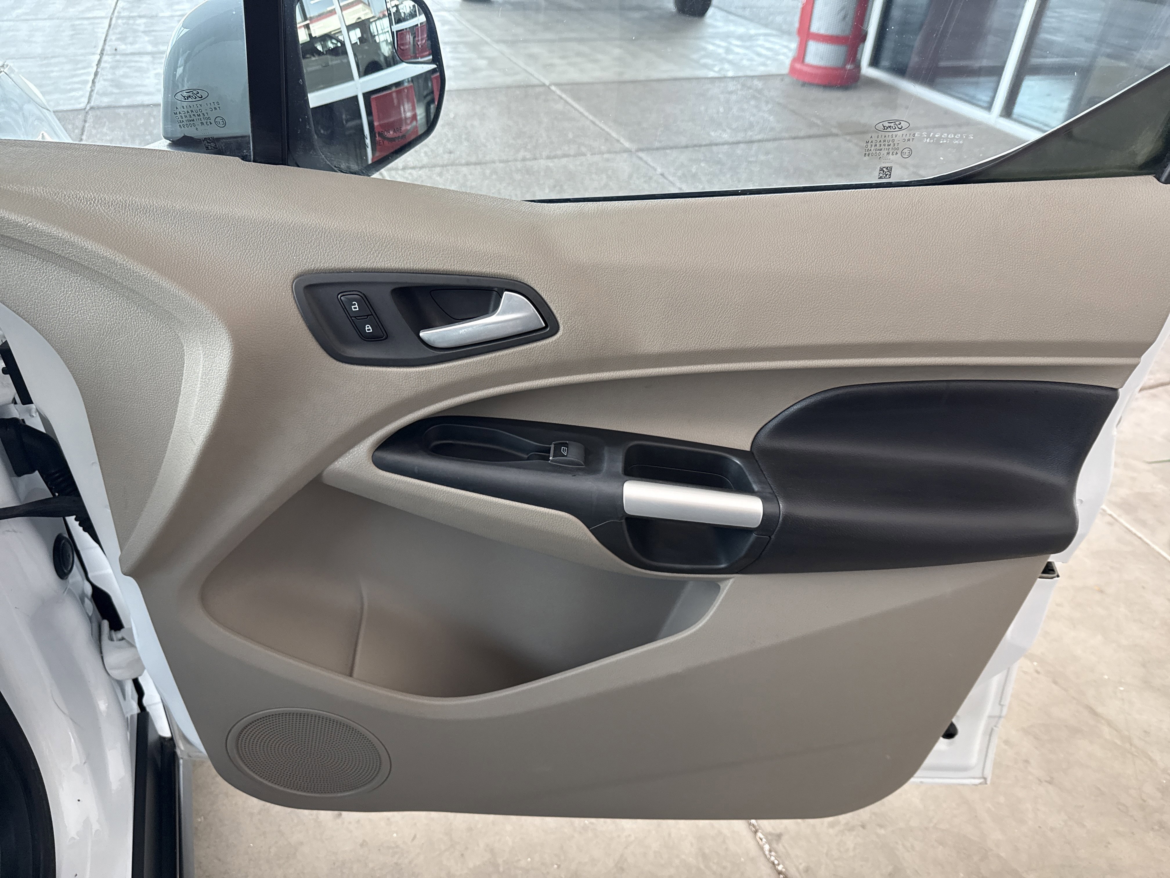 Used 2015 Ford Transit Connect Titanium image 17