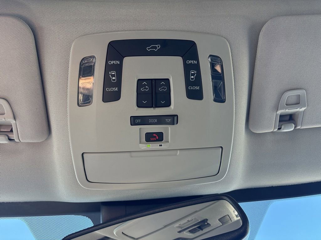 Used 2025 Toyota Sienna XLE FWD image 30
