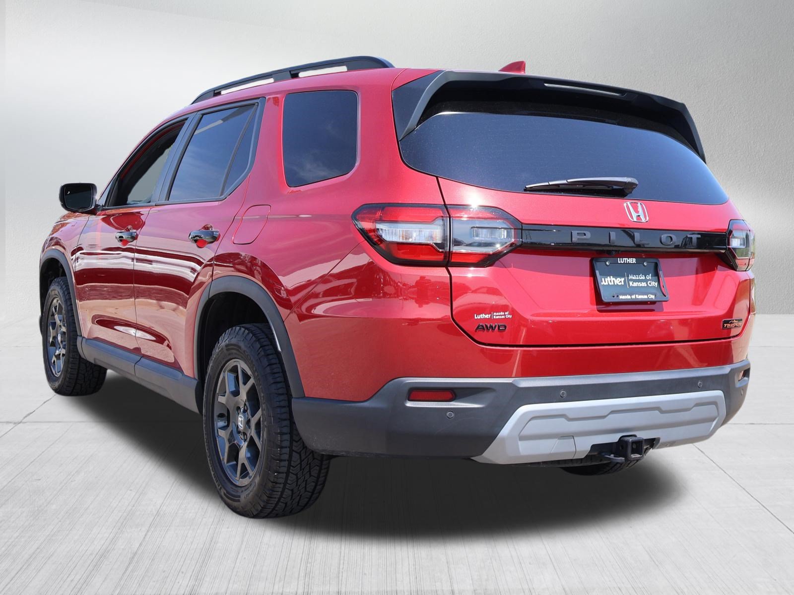 Used 2025 Honda Pilot TrailSport image 5