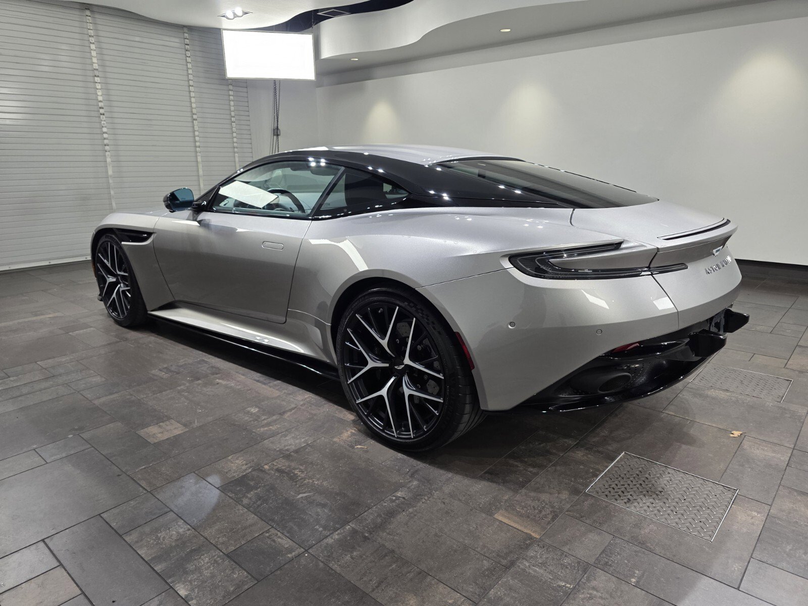 Used 2024 Aston Martin DB12 Coupe RWD image 2