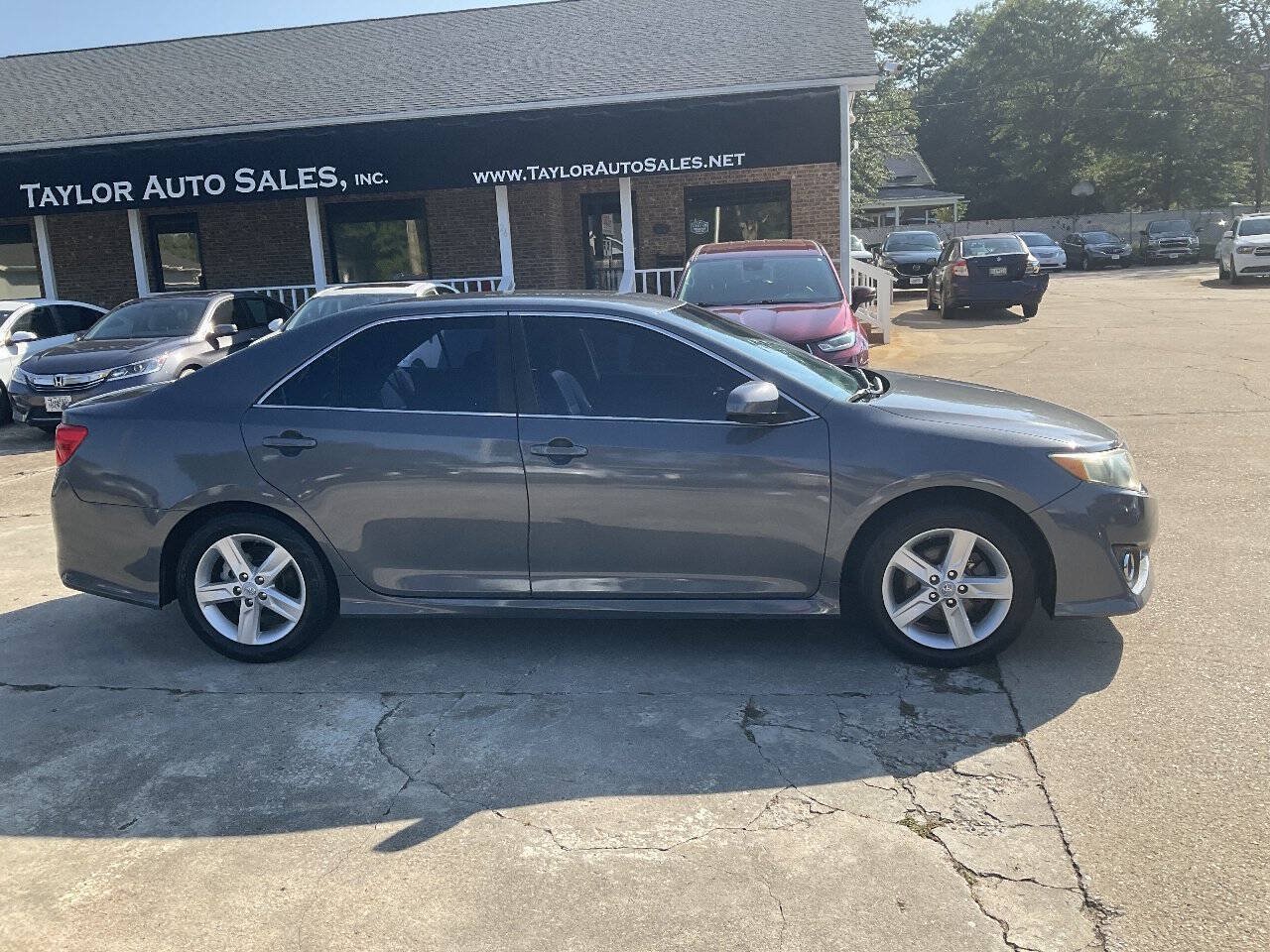 Used 2014 Toyota Camry SE FWD image 2