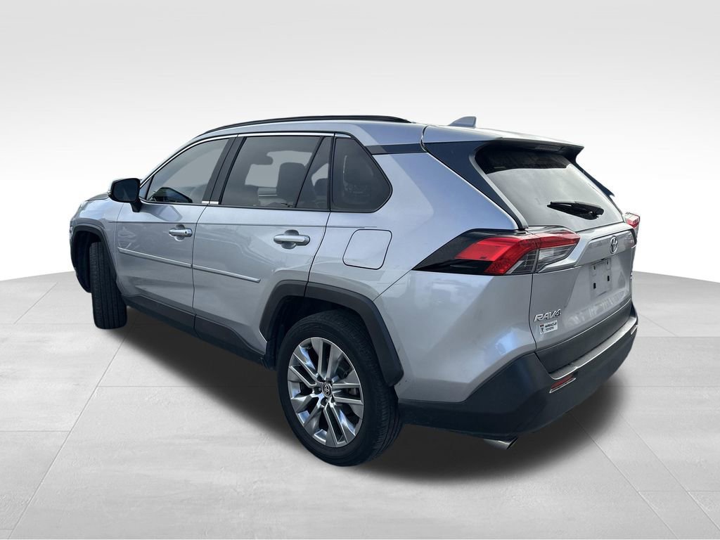 Used 2020 Toyota RAV4 XLE Premium image 6
