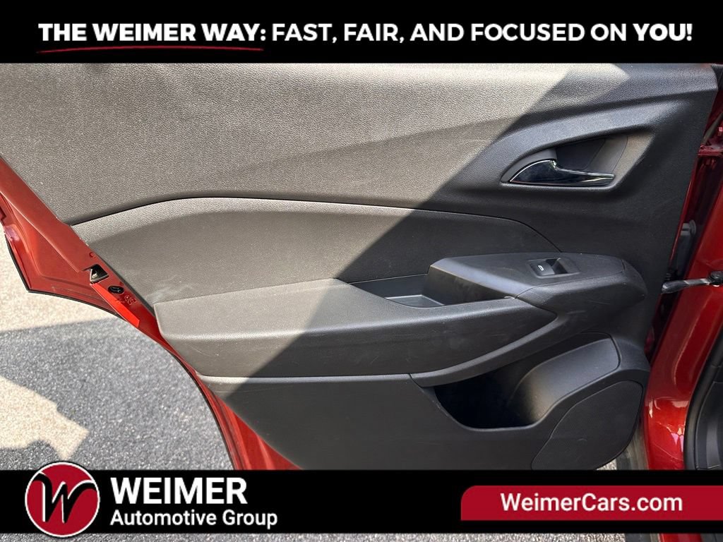 Used 2024 Chevrolet Trax LT w/ LT Convenience Package FWD image 19