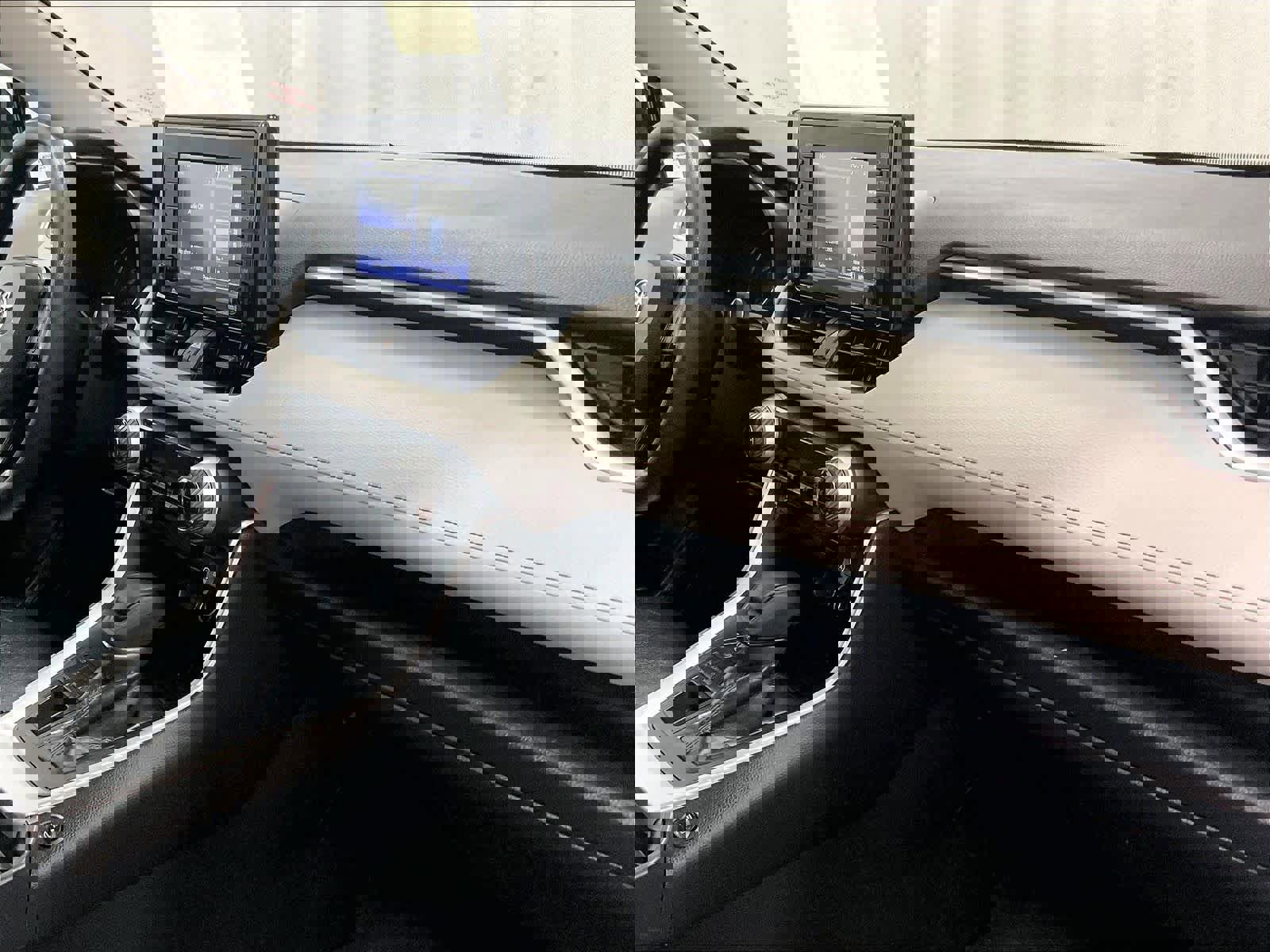 Used 2020 Toyota RAV4 XLE w/ Convenience Package image 14