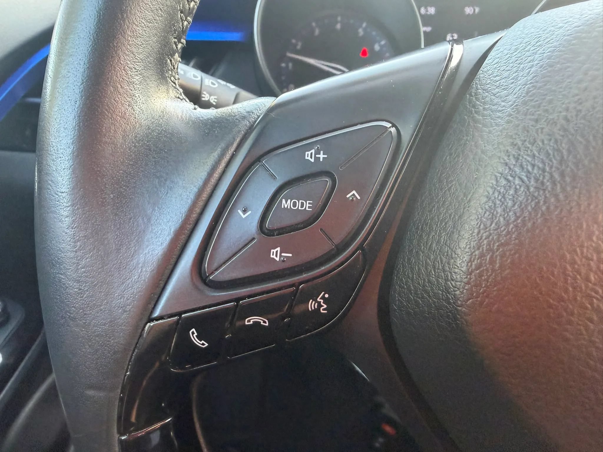 Used 2022 Toyota C-HR XLE FWD image 13