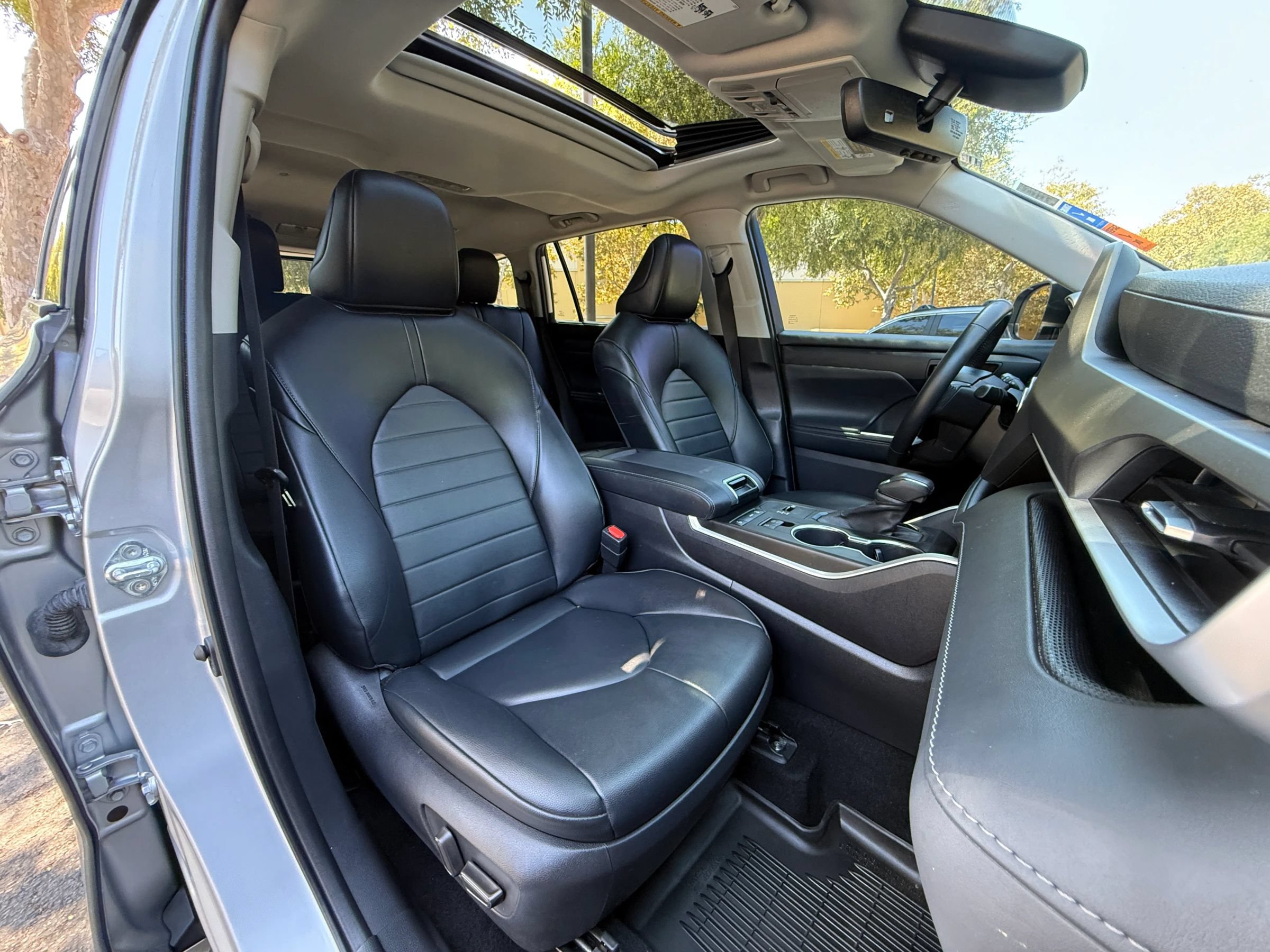 Used 2022 Toyota Highlander XLE FWD image 14