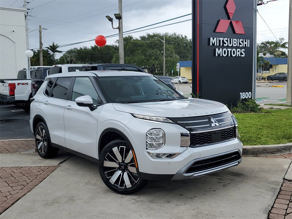 New 2025 Mitsubishi Outlander SE image 32