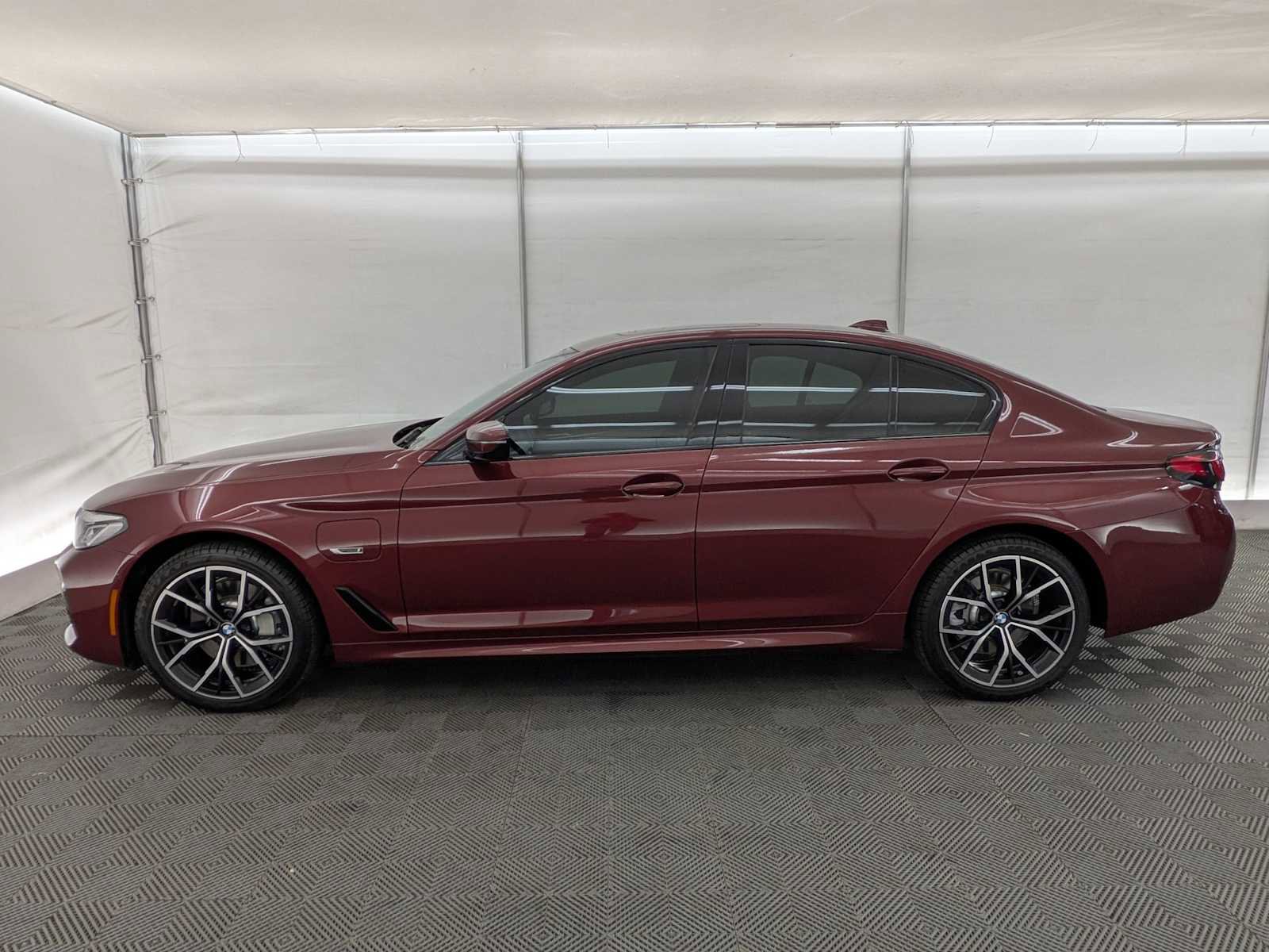 Used 2023 BMW 530e w/ M Sport Package image 3