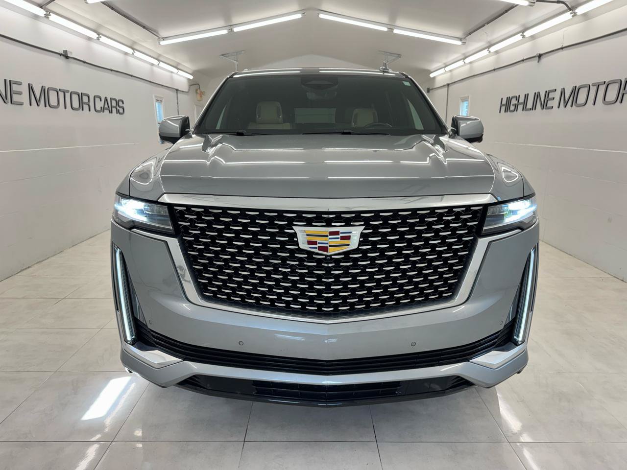 Used 2023 Cadillac Escalade ESV Premium Luxury AWD/4WD image 2