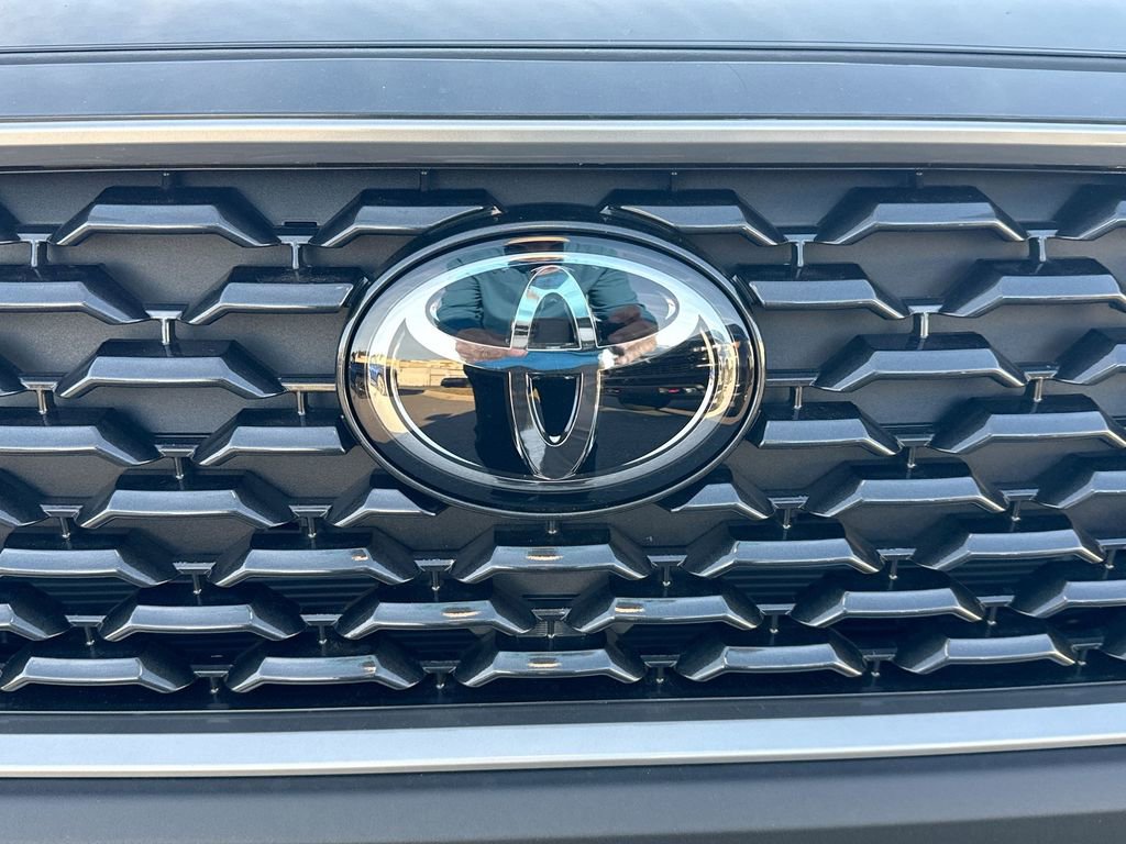 Used 2025 Toyota Corolla Cross XLE image 28