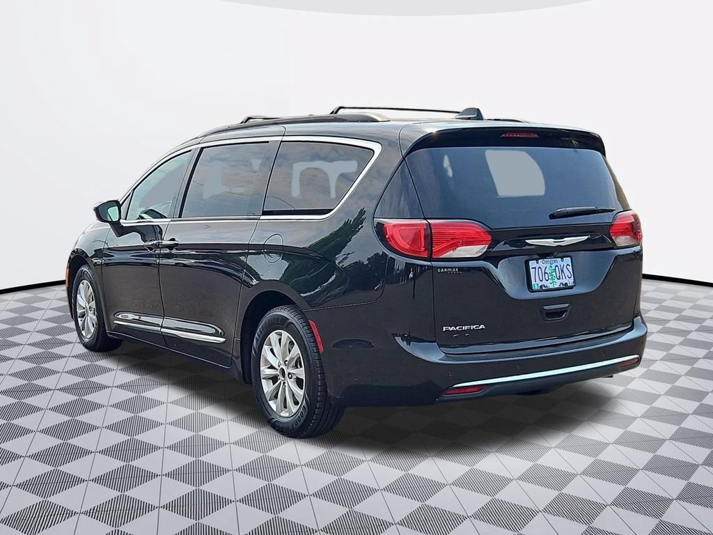 Used 2017 Chrysler Pacifica Touring-L FWD image 4