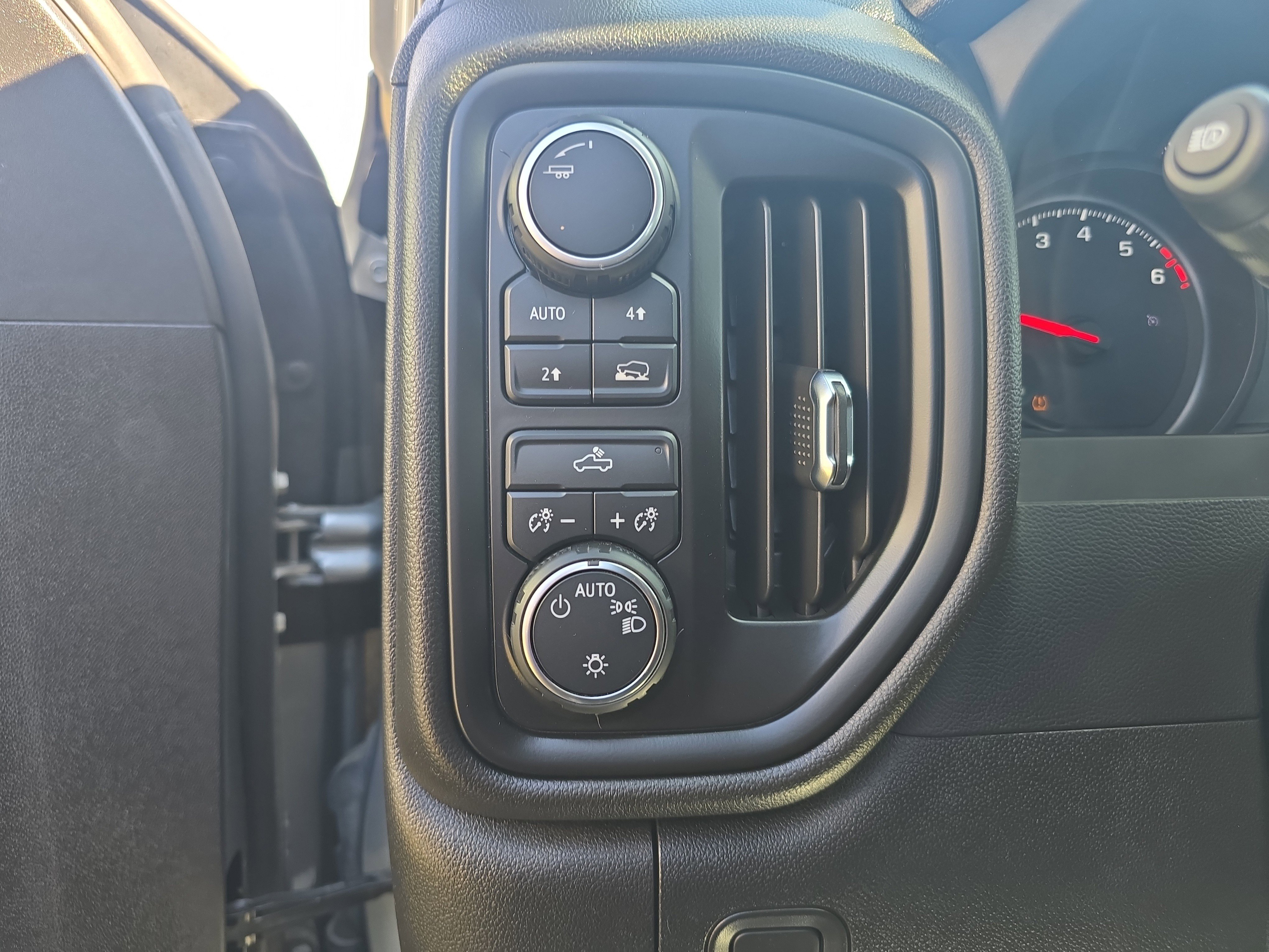 Used 2023 Chevrolet Silverado 1500 Custom image 17
