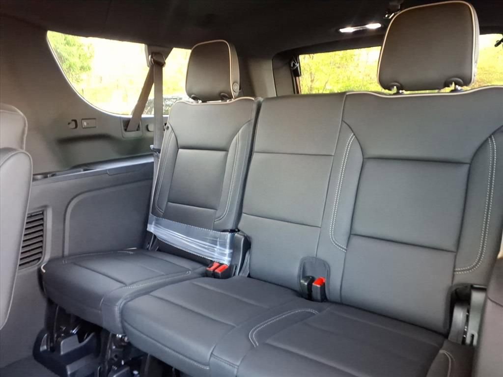 New 2026 Chevrolet Suburban Premier w/ Sun And Tow Package AWD/4WD image 17
