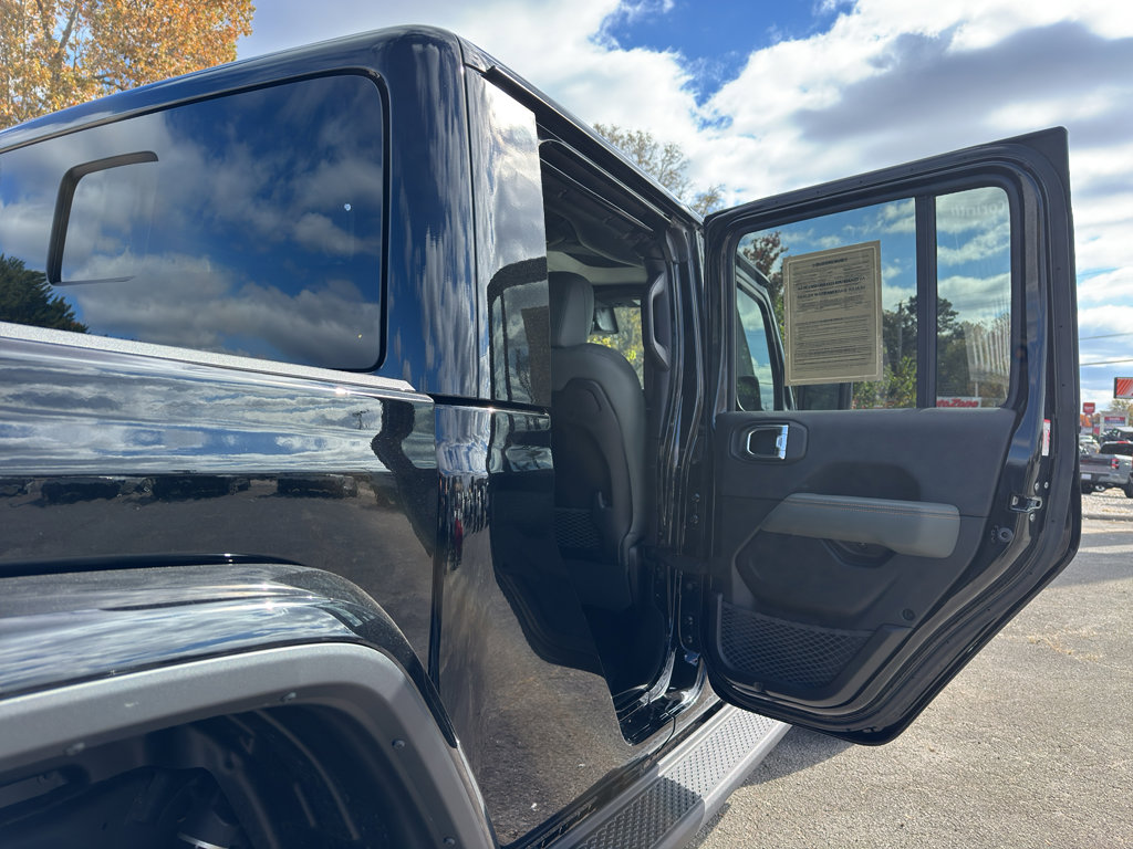 Used 2025 Jeep Gladiator Mojave image 19