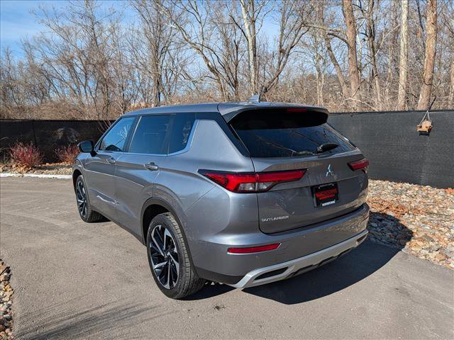 Used 2024 Mitsubishi Outlander SE image 3