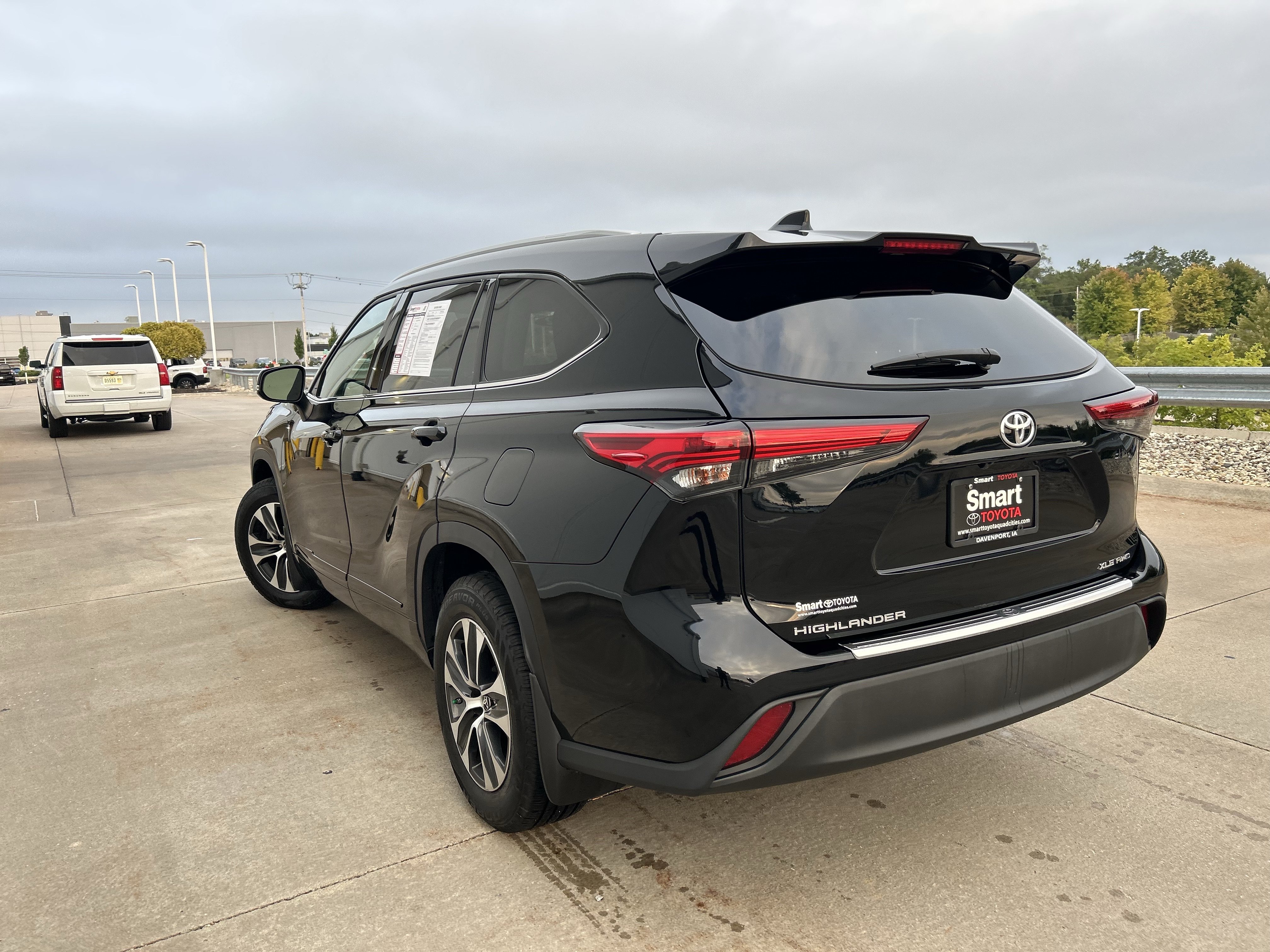 Used 2022 Toyota Highlander XLE AWD/4WD image 3