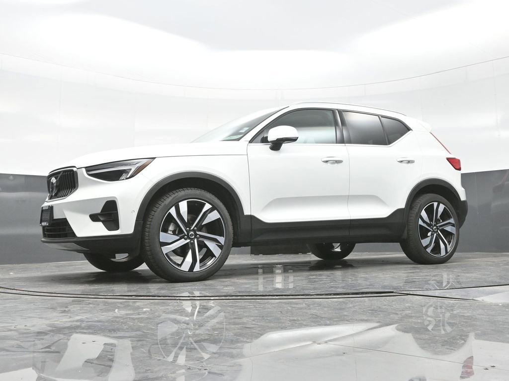 Used 2025 Volvo XC40 B5 Plus image 21