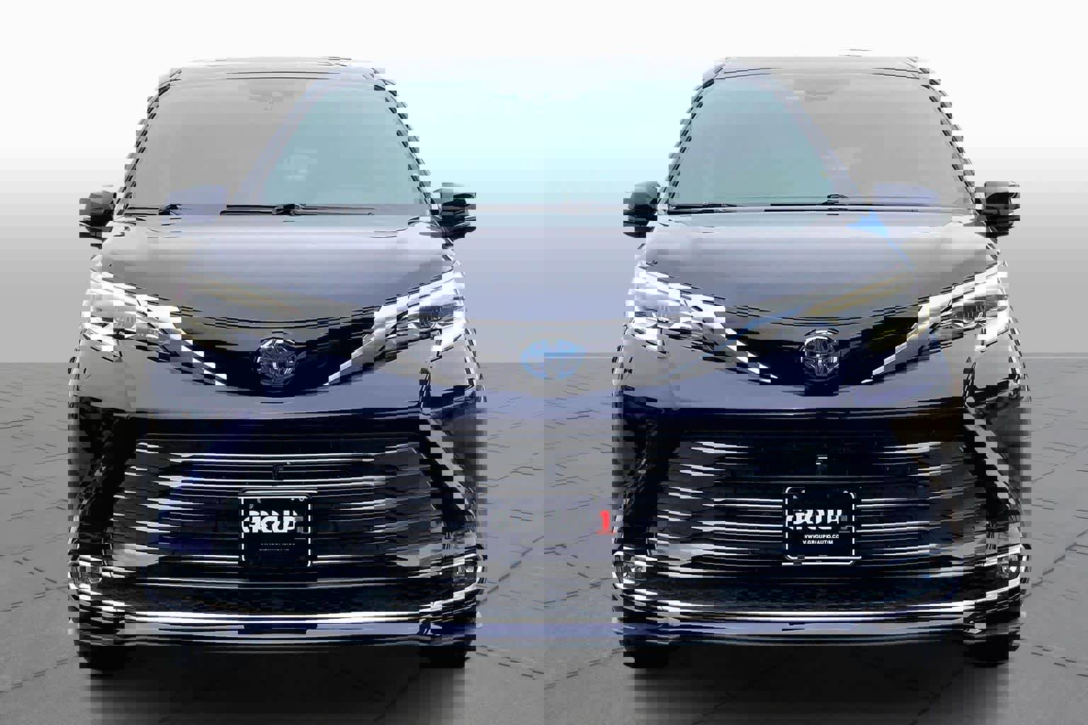 Used 2021 Toyota Sienna Platinum image 2