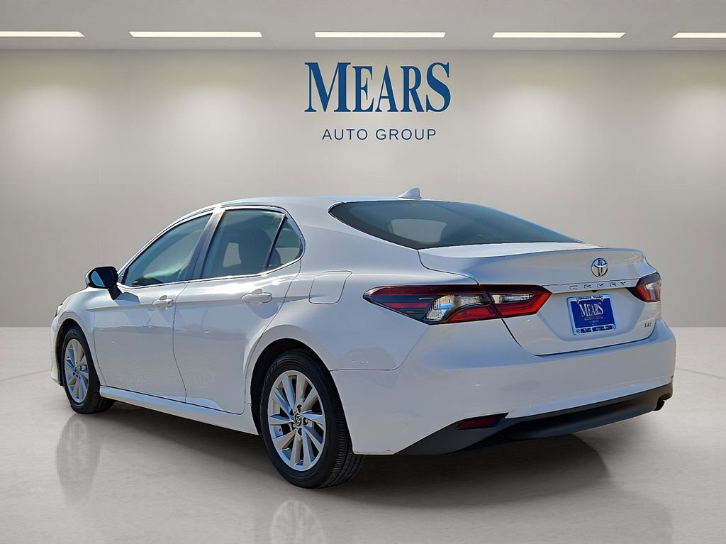 Used 2021 Toyota Camry LE image 3