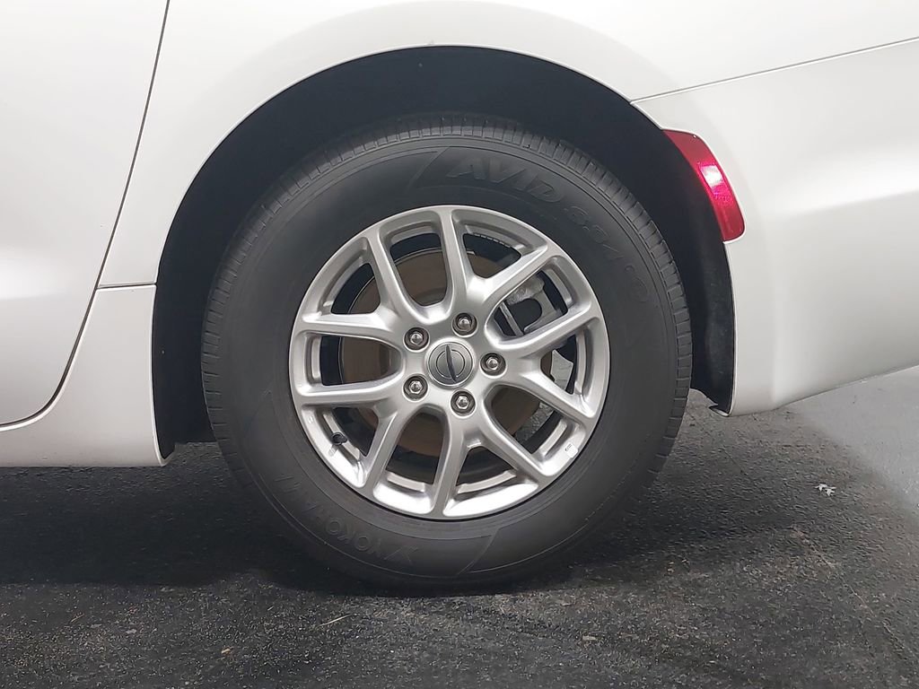 Used 2025 Chrysler Pacifica Select image 35