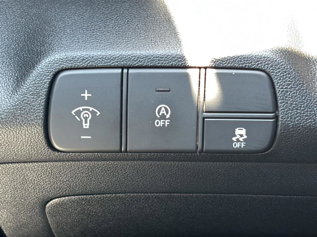 Used 2025 Hyundai Elantra SE FWD image 29