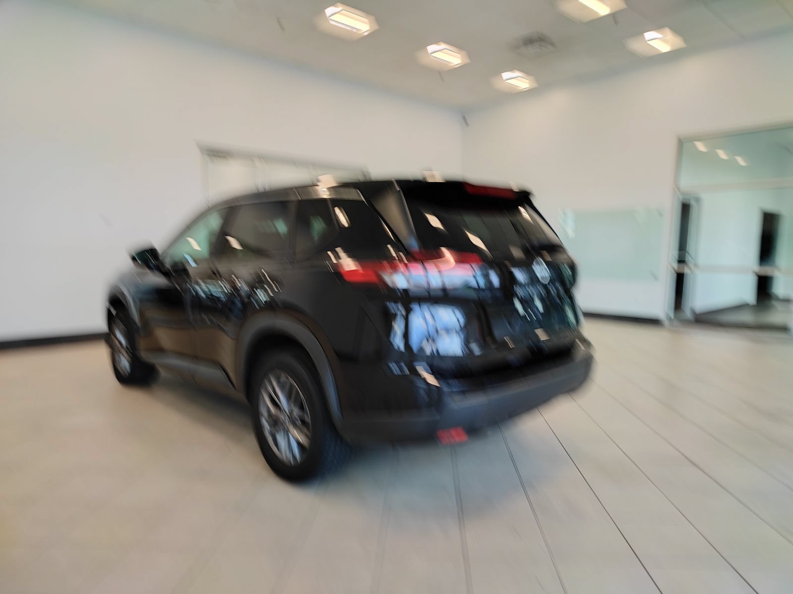 Used 2024 Nissan Rogue S FWD image 5