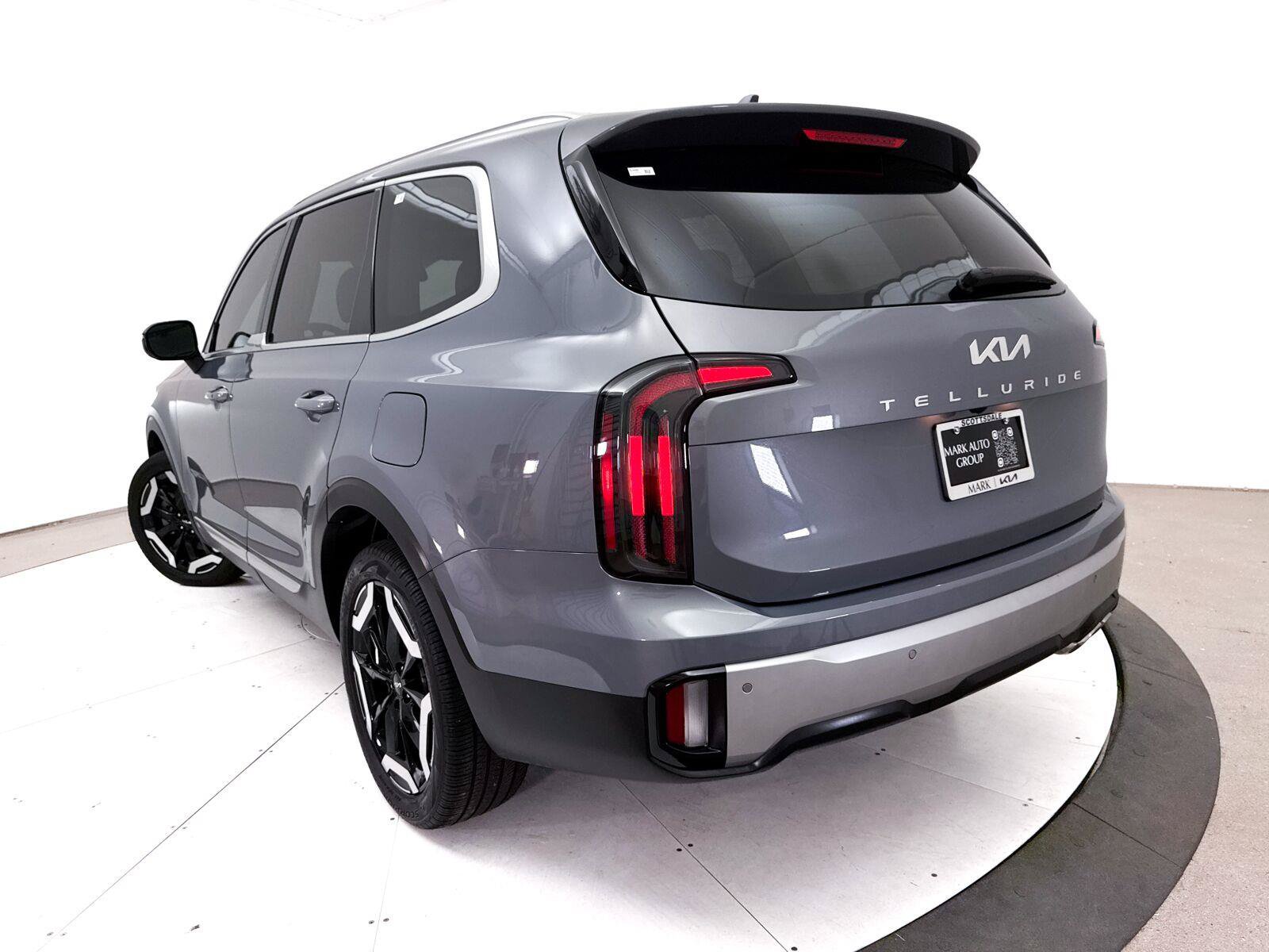 Used 2024 Kia Telluride EX w/ EX Captain's Chair Package FWD image 8