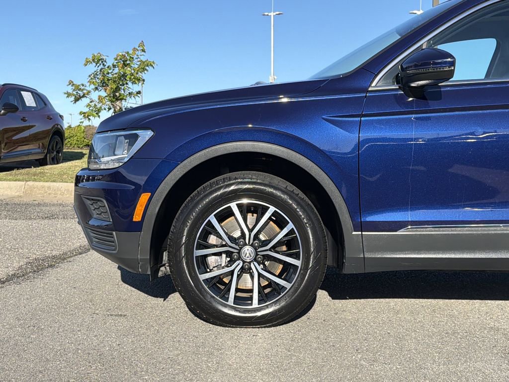 Used 2021 Volkswagen Tiguan SE w/ Panoramic Sunroof Package FWD image 9