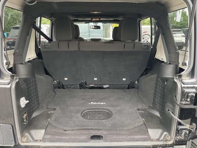 Used 2015 Jeep Wrangler Unlimited Sahara w/ Connectivity Group AWD/4WD image 7